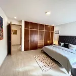 Lujoso Departamento Lomas 3
