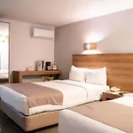 La Posada Hotel y Suites