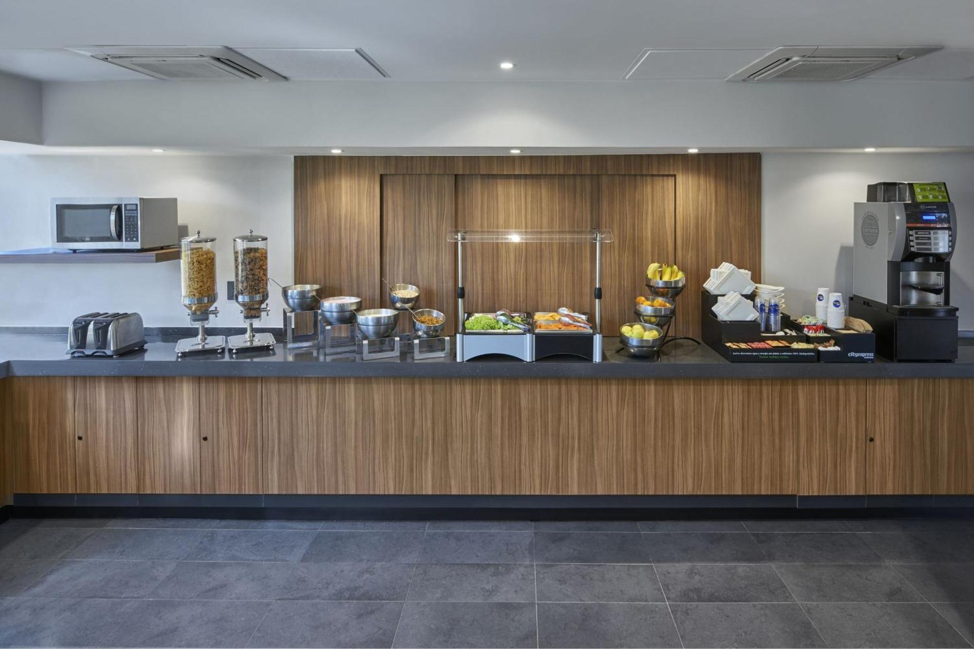 Hotel Express By Marriott Zona Universitaria 4*