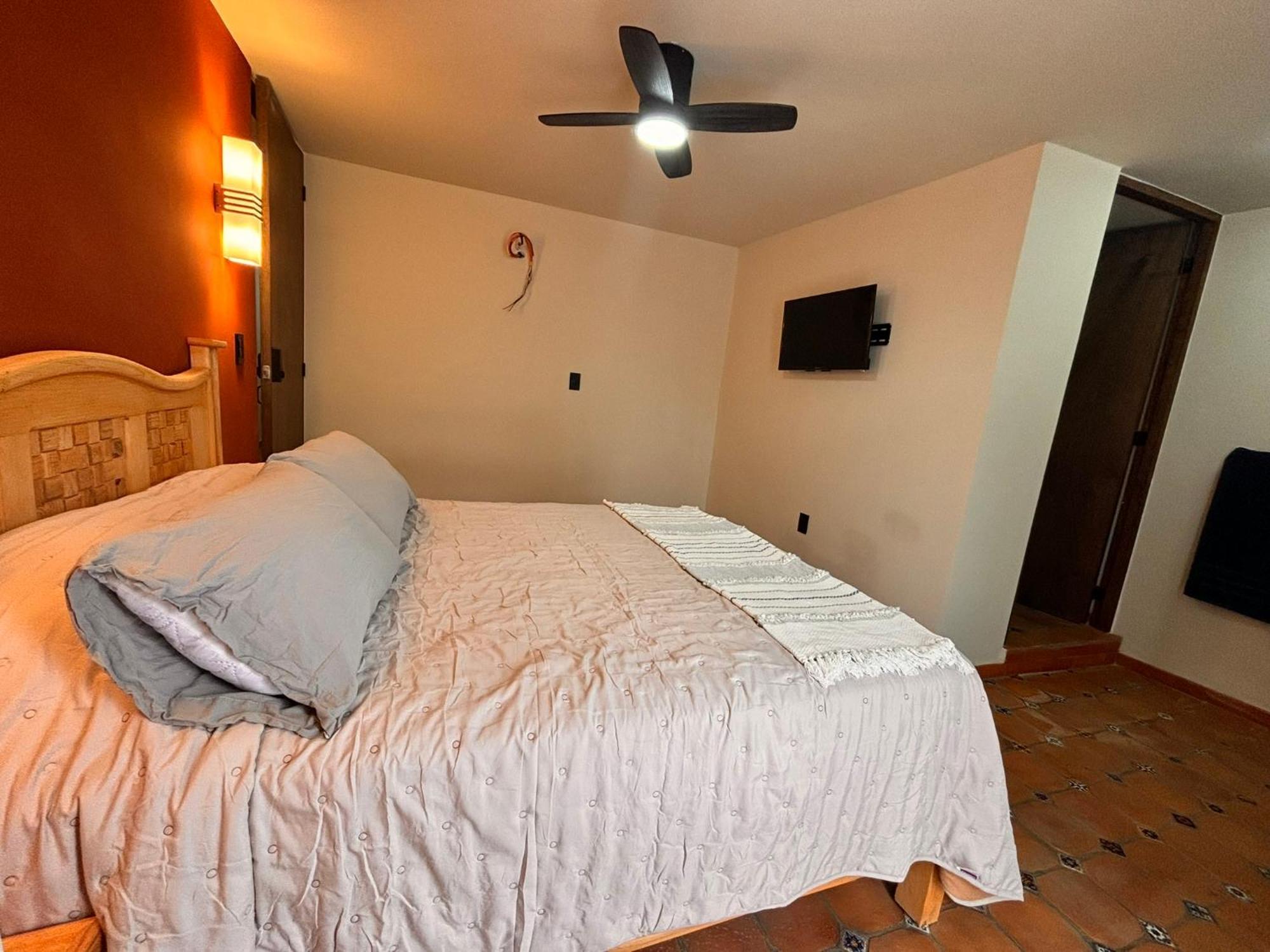 La Del Rey David Hostal *