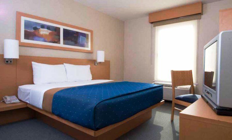 Hotel Express By Marriott Zona Universitaria 4*